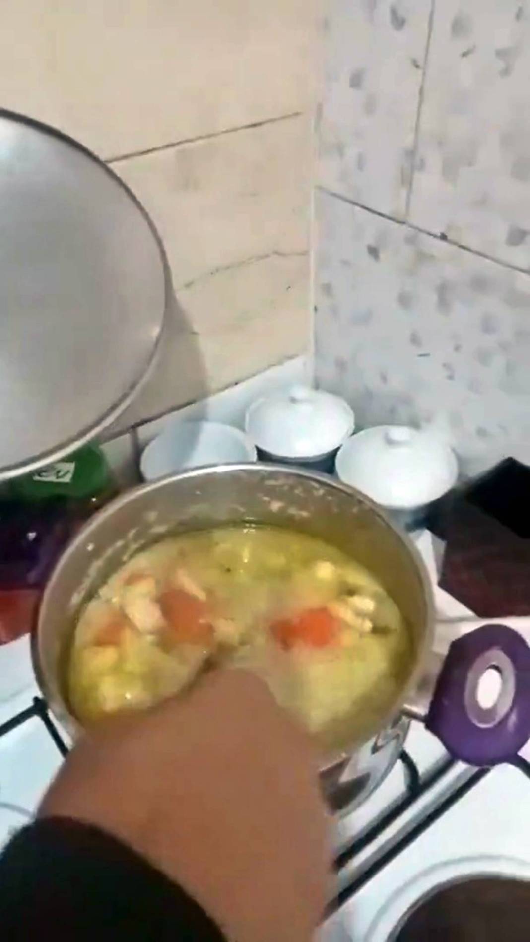 Çocuklarına hem baba, hem anne oldu: Duygulandıran videonun ardından dram çıktı! Evde yemek yapan baba beğeni topladı 19